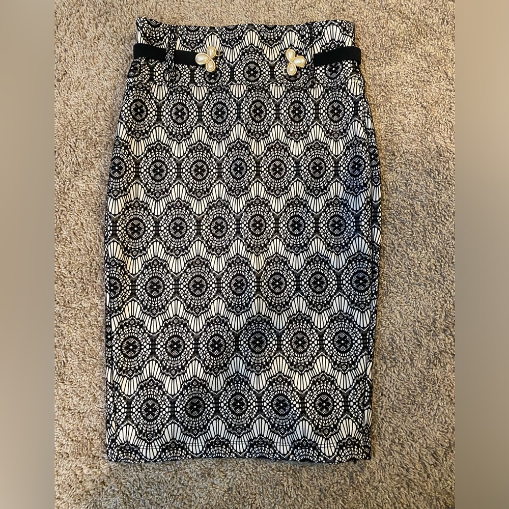 NWOT Lace skirt with belt. Size small